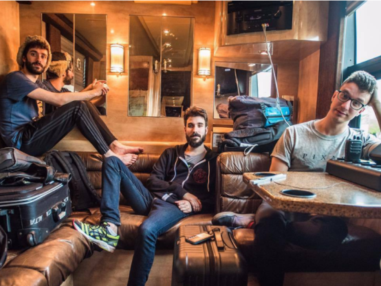 []宝藏乐队会在你难过的时候，用音符告诉你：人生很好，我爱你！