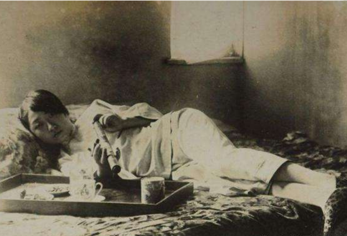 溥仪|婉容千辛万苦才生下孩子，为何不到1个小时，就被溥仪丢入火坑？