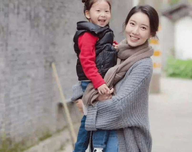 小燕子|她是靳东的亲妹妹，如今因这部剧一炮而红，但老公却成了一个迷！