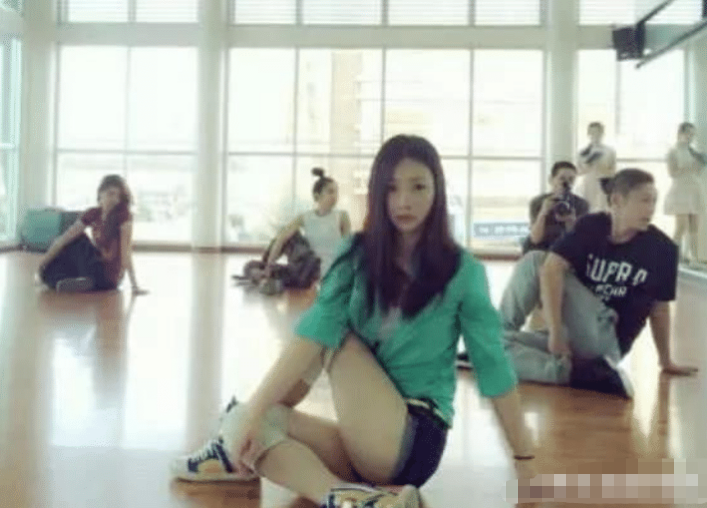 柳岩|看到柳岩练舞时的深蹲,才明白为39岁还未嫁,如此“尤物”你敢娶吗?