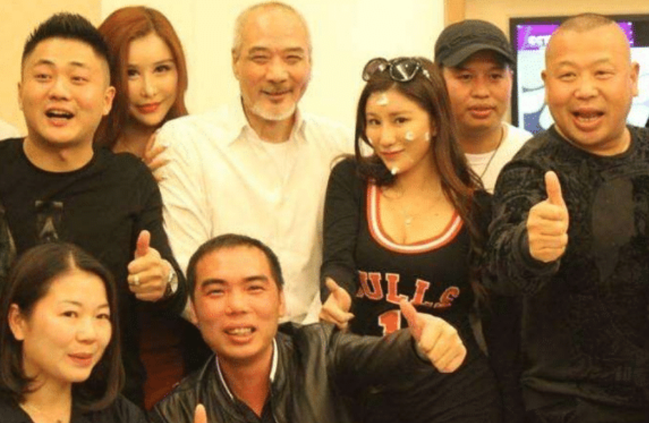 杨紫|喝死古龙抢张国荣女友，55岁娶小30岁娇妻，今70岁成“网红杀手”