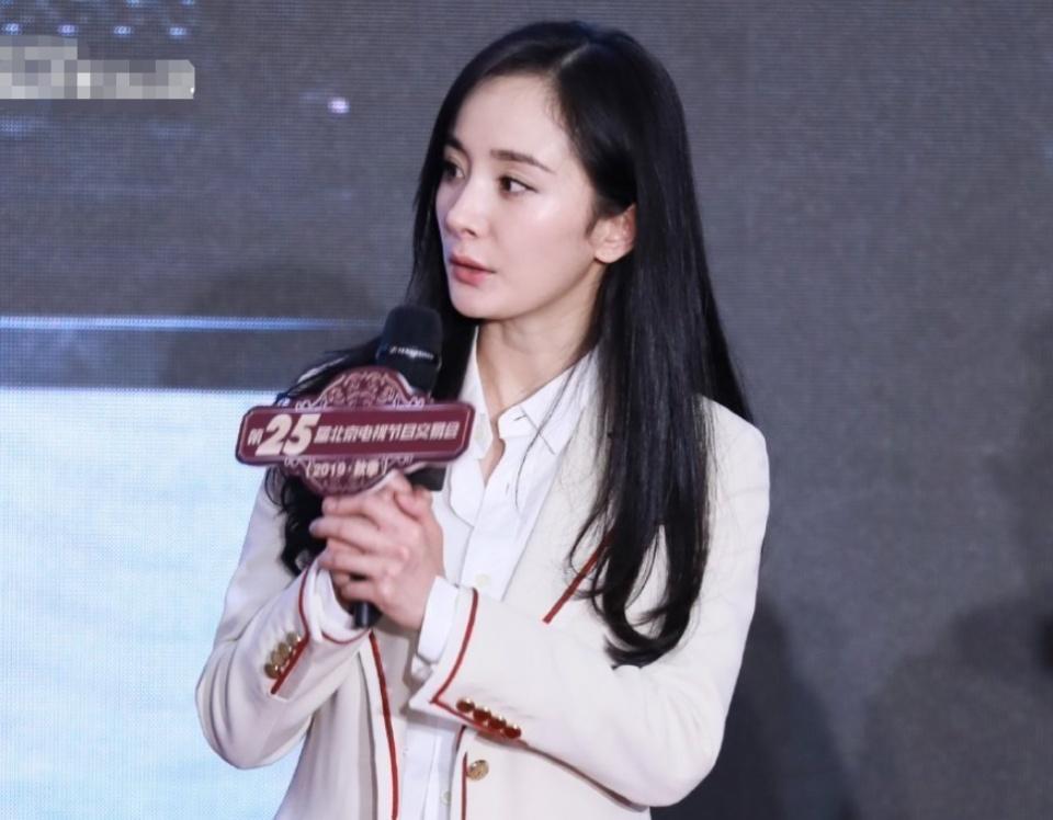 『林一』正式会议不能化浓妆，杨幂现场生图被爆，这才是她33岁真正模样吧