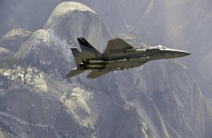 美国@美国突破88万！美不顾疫情却发动“空袭”，打响了海外第一枪