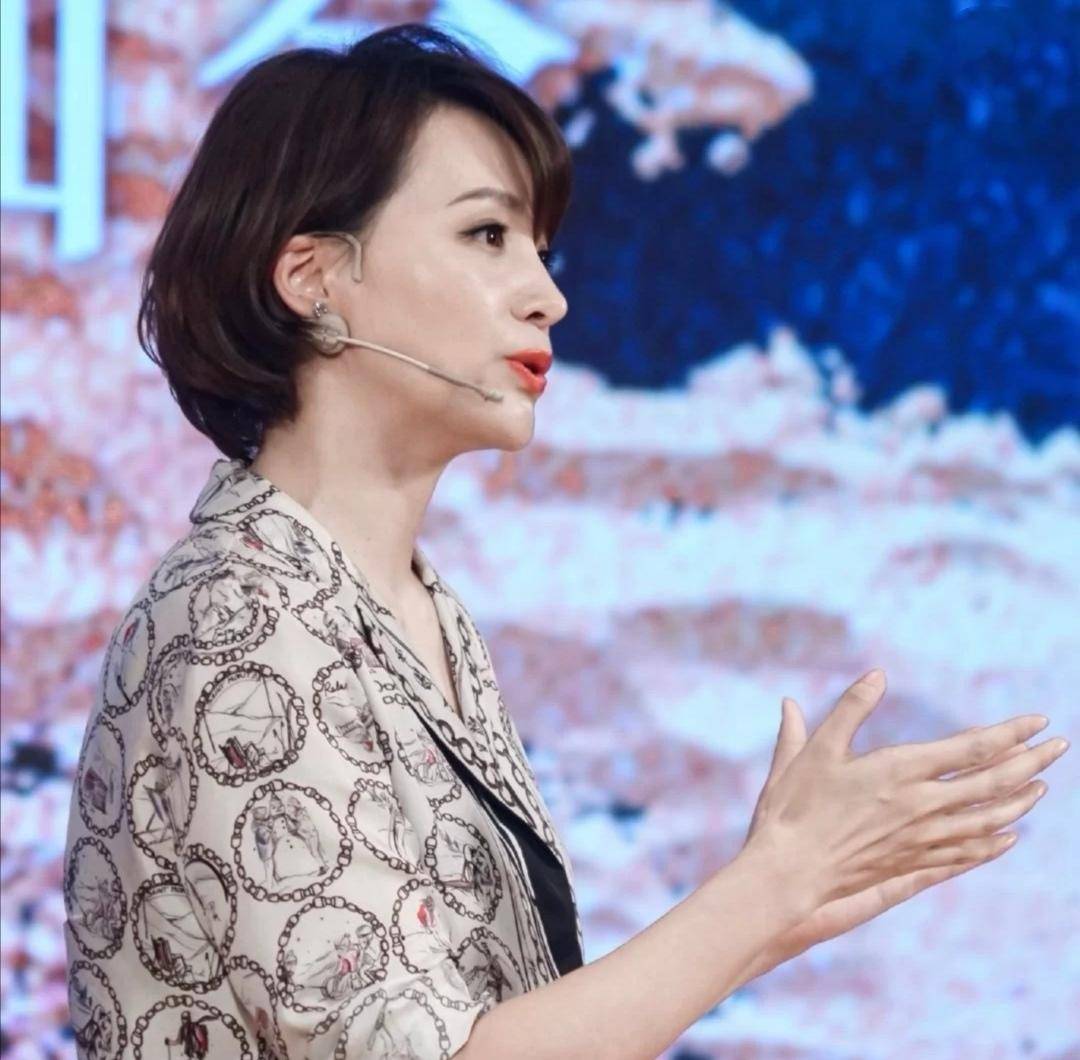 董卿|46岁的董卿一点不显老，浑然天成的气质太夺目，穿搭更让人羡慕