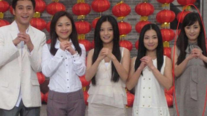 赵薇|赵薇十年前的拉芳广告，背景板全是巨星，最边缘的她竟火遍全网