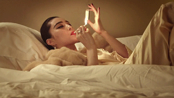 「范冰冰」范冰冰抽烟照片曝光，眼神魅惑手法娴熟超迷人，网友：一看就是老烟枪