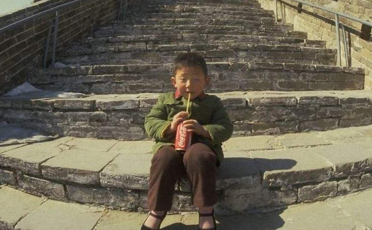 颜夕趣史|?40年前，那个站在长城喝可乐的小男孩，他后来如何了？