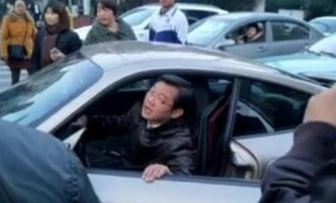 明星|刚成名就”飘“的明星,他侮辱交警,她被中国封杀