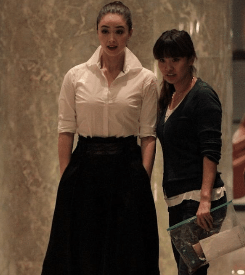 蒋欣|路人镜头下的蒋欣真挺显胖的，肩宽腿粗，有种“大妈视感”