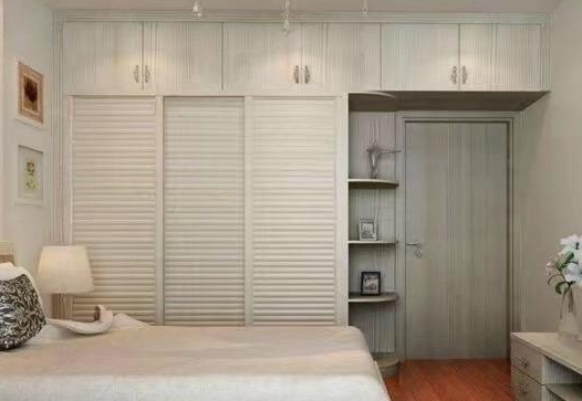 『』衣柜再找木工打造就过时了，我家用不到3个月全拆掉，后悔透了！