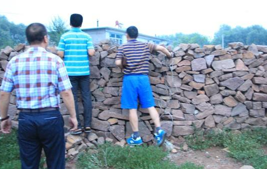 「国足」国足训练被居民楼上的人一览无余！各方高度重视，村长都出面了