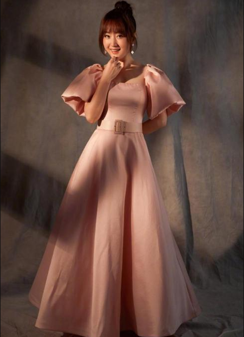 「粉色」48岁杨钰莹越来越少女，一身粉色公主裙和丸子头毫无违和感