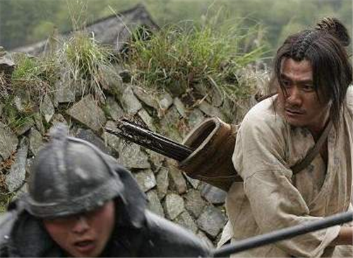 黄巢■老人救一丑汉，丑汉为报恩说：正月十五当晚挂个红灯笼，保你不死