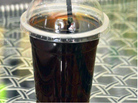 「酸梅汤」酸梅汤，是用乌梅、山楂、桂花、桂圆熬成的，加了多种不同的糖