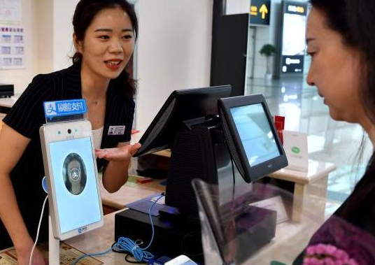 刷脸支付：“刷脸支付”到底安全吗？用马云头像扫脸，结果竟弹出4个大字！