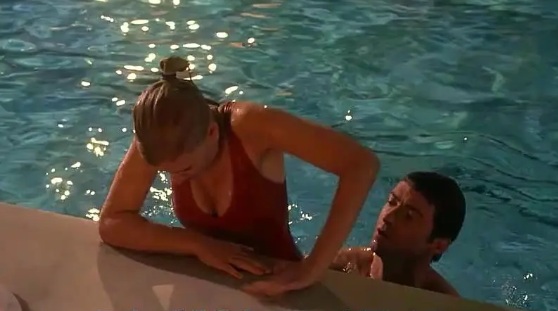 「齐刘海」黑寡妇为什么从来不露刘海？当看到她的齐刘海照，网友：还我女王