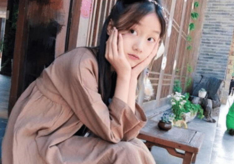 赵薇|赵薇“女儿”长大了！全网都在禁止她整容，如今13岁美到认不出