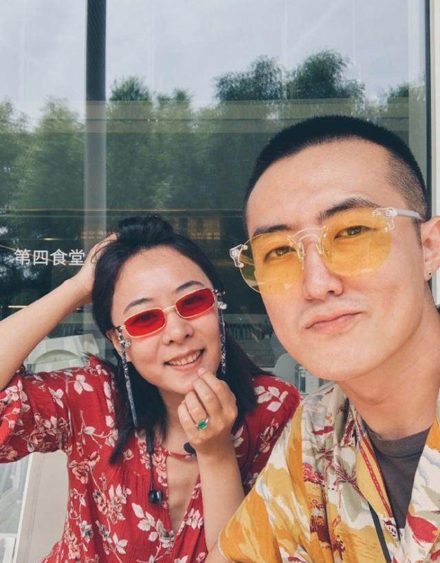 王珞丹|王珞丹姐姐官宣与小7岁男友结婚，老公帅气不输明星