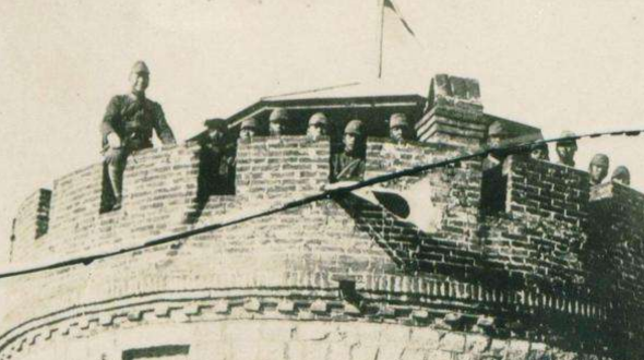 日军：日军躲进炮楼里一直不出，久攻不下，一老农路过说：简单让我来