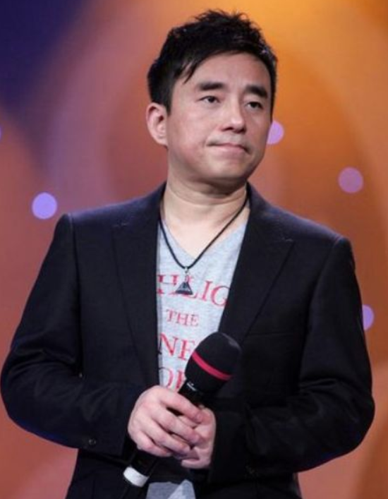 |他原来是著名歌星，与富婆同居了16年被抛弃，现在55岁仍是孤身一人！