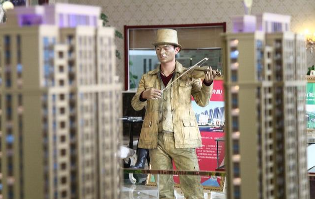 按照目前市场行情，把100万房子卖掉，钱放银行吃利息是否可行？