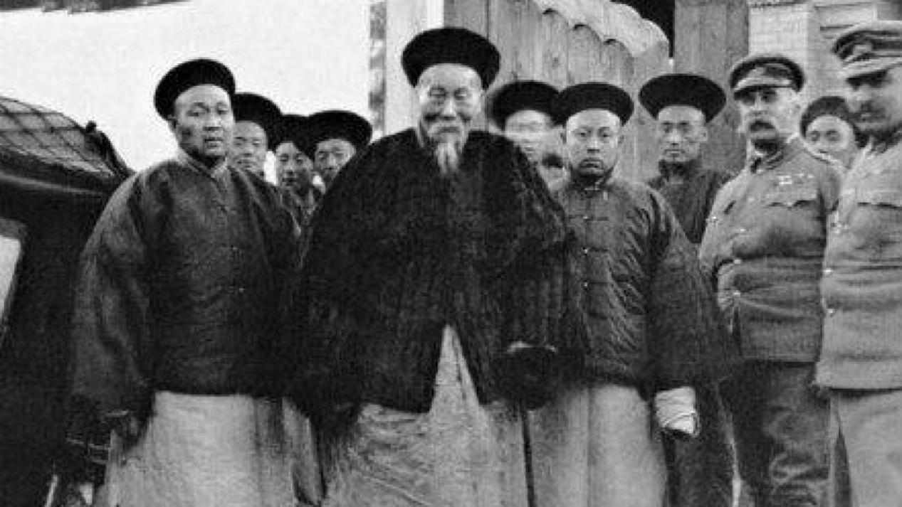 [李鸿章]李鸿章去世后，尸骨被人挖出，挂在拖拉机后面拖行游街