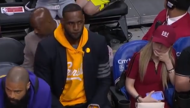 [勒布朗·詹姆斯]周扬青曾现场观战NBA！身材颜值抢镜，詹姆斯都忍不住偷瞄