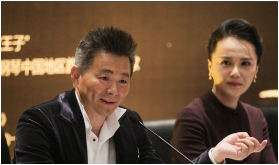 「春晚」4岁丧父，9次登上春晚，母亲放羊养大他，闪婚妻子是熟知的她