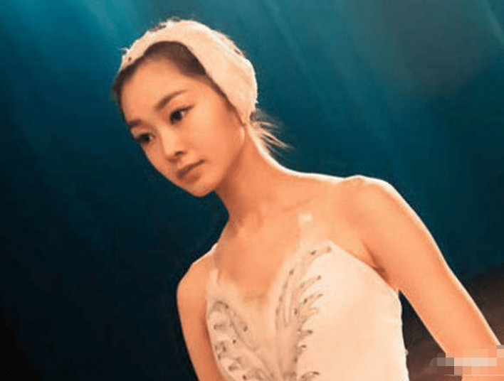 何炅|当年何炅亲自挑的“四小天鹅”，前三位都“凉凉了”，不起眼的她却红到发紫