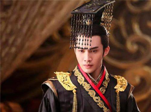 『秦始皇』为何别的皇帝穿黄龙袍，只有秦始皇穿黑袍？专家：他们想穿但不敢