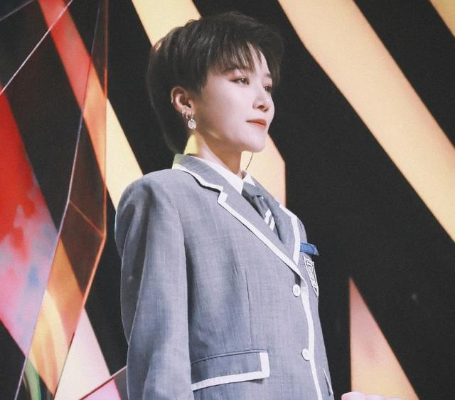 刘雨昕▲THE9出道初舞台，迎来尴尬场面：刘雨昕唱歌清晰，其余小声不敢唱