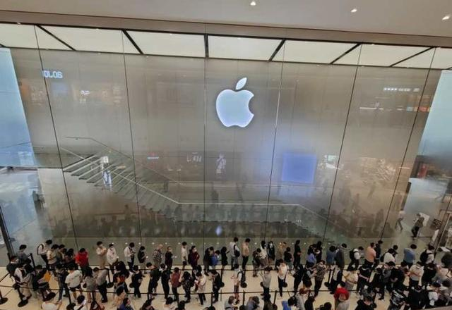 iphone12|iPhone 12开售现场直击，黄牛都不抢蓝色？加价1500看呆打工人