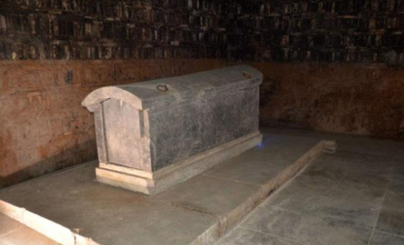 文物@千年古墓中发现9条盗洞,文物却一件未丢,专家开棺后恍然大悟