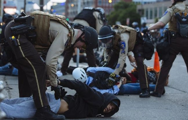 「美国」截止6月24日早上8:30,美国传来三个悲惨噩耗,白人开始搞“大动作”了!