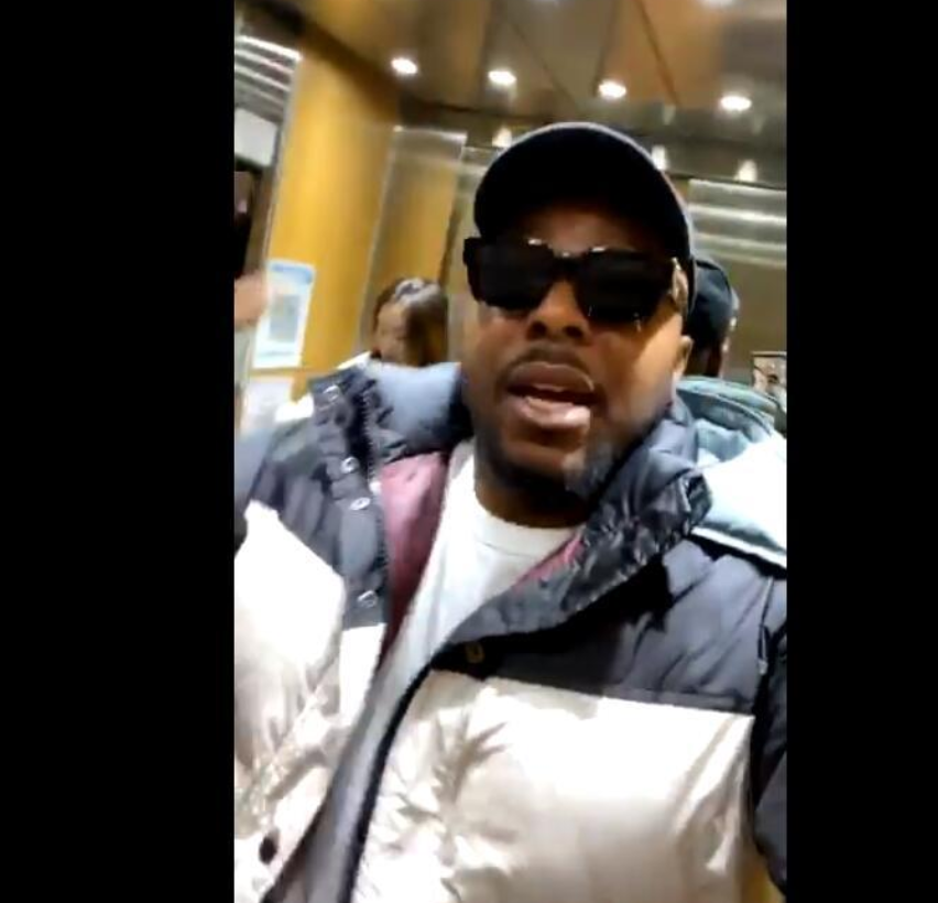 亚裔|被叫“新冠传播者”，亚裔女掉头就走，黑人：“黑命贵！我们胜利了！”