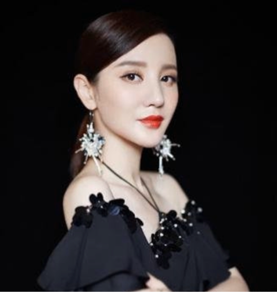 【整容】淡出娱乐圈两年，坦然面对整容脸，勇气可嘉