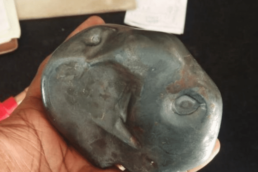 陨石@印度天空传来隆隆巨响，突然掉下一个神秘的不明金属物！