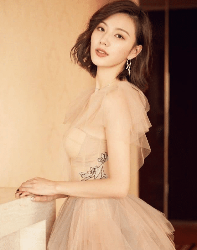 王思聪|28岁陈雅婷有多狠?大胆挑战“3D隐形裙”,王思聪眼光绝了