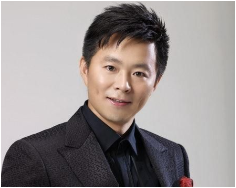 「春晚」4岁丧父，9次登上春晚，母亲放羊养大他，闪婚妻子是熟知的她