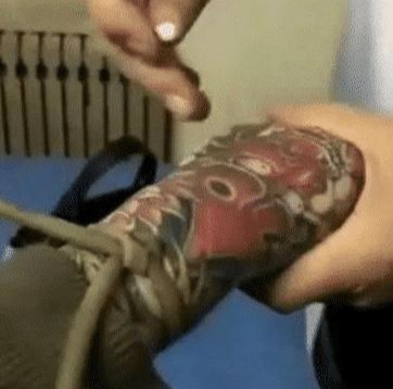 【】男子到医院打吊瓶，护士都不知道扎那里，网友说自作孽不可活！