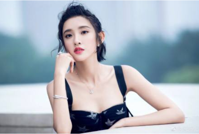 「唐艺昕」李沁唐艺昕同台，关掉十级美颜滤镜，这简直是我见过杀伤力最强的对比