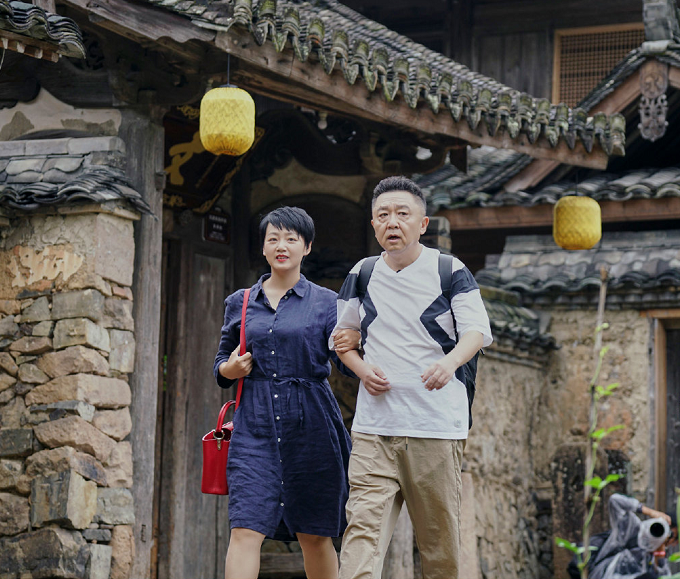 于谦|于谦携妻子首次上综艺，颜值差距似父女，真实年龄不敢相信