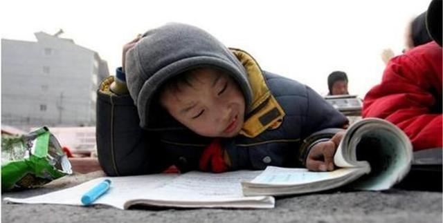 「作文」学渣写作文相当于写“段子”，只有“8个字”，老师看后甘拜下风