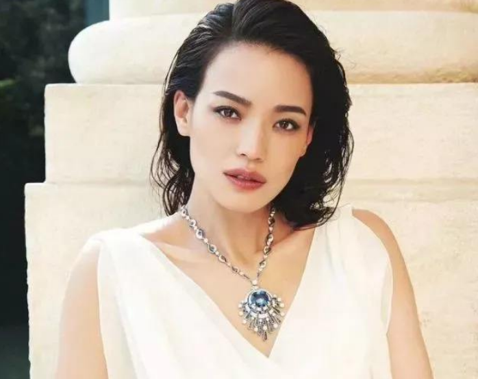 娱乐圈|他夺走舒淇“第一次”“害死”古龙，骂哭周星驰，娱乐圈无人惹