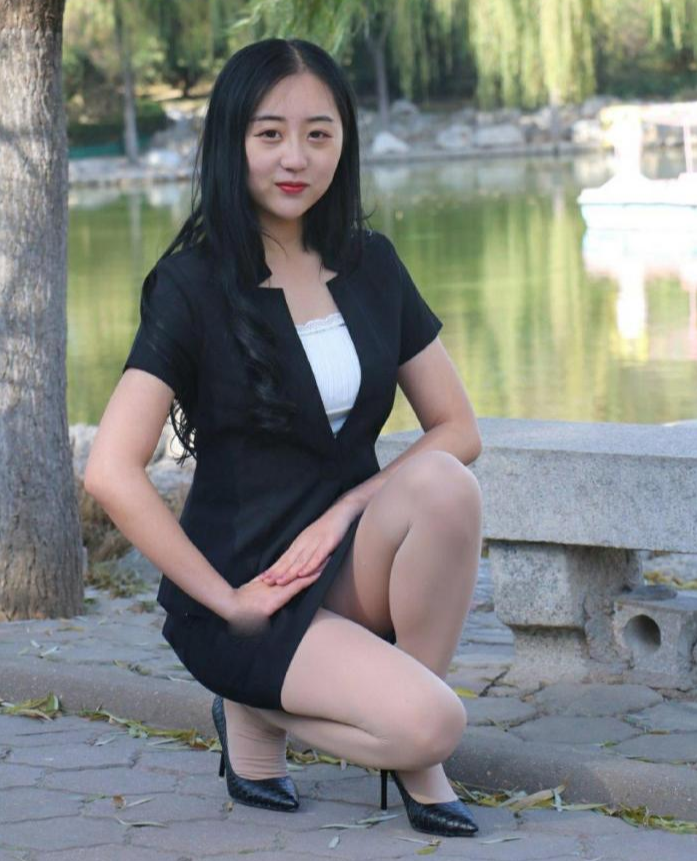 穿衣搭配|同事刚刚大学毕业,穿这身“黑色职业套装”还是带有一股清新女学生气