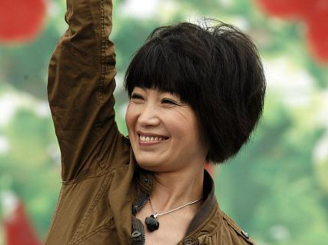 斯琴格日乐：她4次登上春晚舞台，怀孕后自杀又被迫堕胎，今52岁无人敢娶