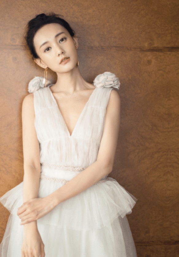 李一桐|她是扶不起的“阿斗”?出道3年担任9部剧女主角,被称作“电视剧绝缘体”