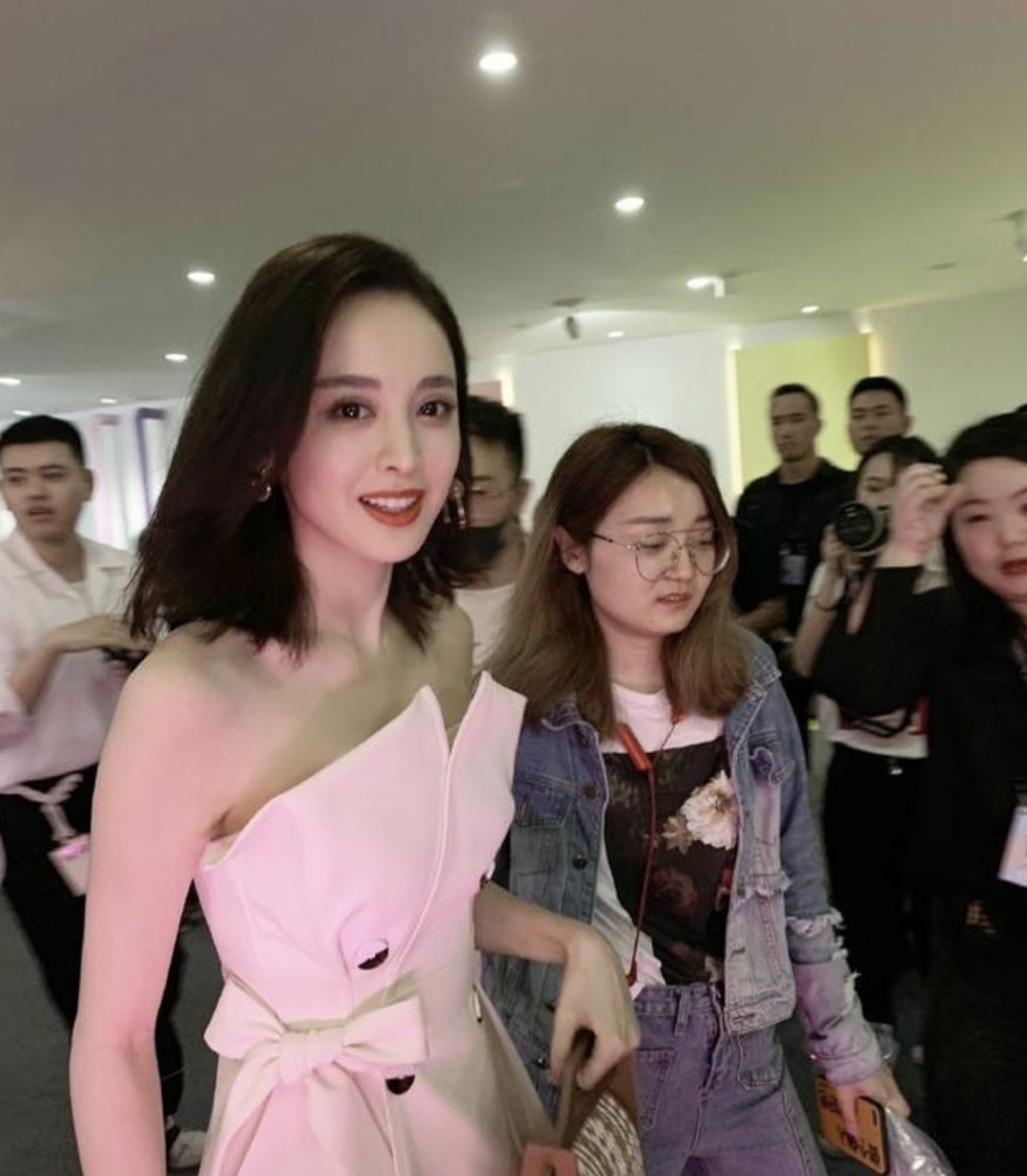 底妆|有种“尴尬”叫女星卡粉，外媒生图下妆容斑驳，细纹卡粉一目了然