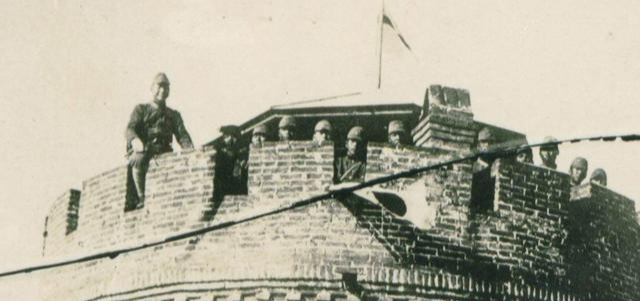 日军■日本人藏在炮楼中，久攻不下；老农民路过说：这还不简单