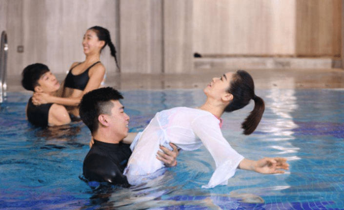 逆生长|42岁的她越来越开放， 继续“倒挂式生长”， 蜜桃腿更是难得一见